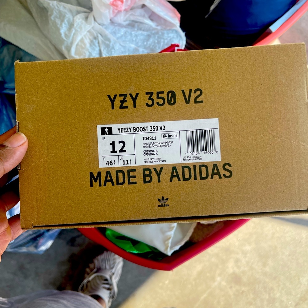 I’m selling these Yeezy 350 boost v2 black salt